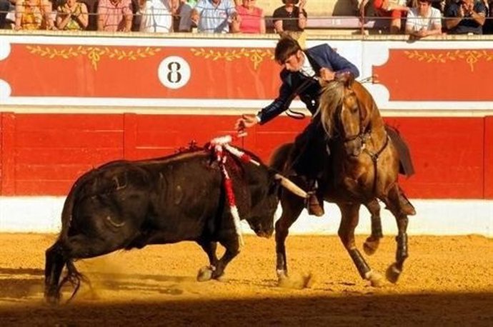 El rejoneador Roberto Armendáriz