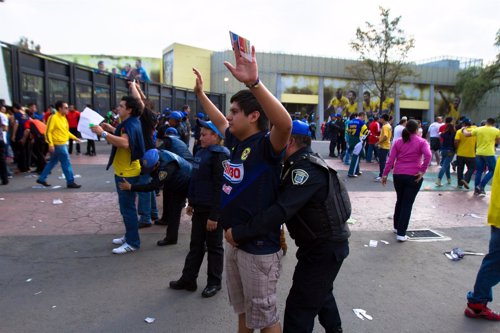 Policías registran a hinchas mexicanos