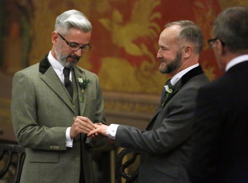 Wale y Allard intercambian anillos en la primera boda gay de Reino Unido