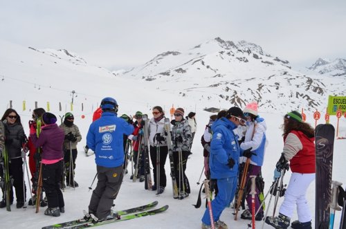 Medio centenar de niños con cáncer aprenden a esquiar.