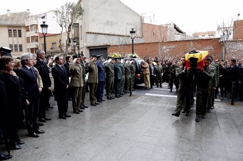 Leandro Esteban asiste en Qintanar al funeral por el Paracaidista fallecido reci