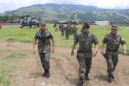 Fuerzas Armadas peruanas en un operativo antidrogas