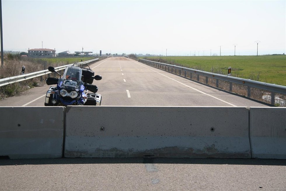 Carretera cortada próxima a la N-122