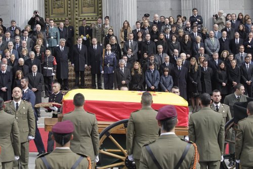 El presidente del Gobierno Mariano Rajoy despedida féretro Adolfo Suárez