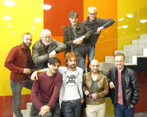 Los actores de la obra 'Julio César' con su director, Paco Azorín