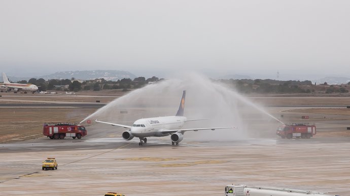 Recepción del vuelo de Lufthansa en el aeropuerto de Valencia