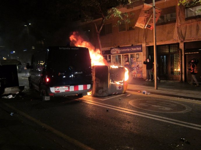 Contenedor quemado y furgón de los Mossos d'Esquadra en Desobediencia2014