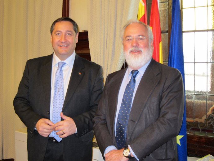 Conseller de Agricultura Josep Maria Pelegrí y ministro Arias Cañete (Archivo)