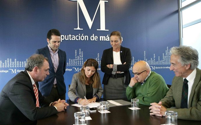 Ana Mata firma convenio con Asociación Vitivinicultura de Serranía de Ronda