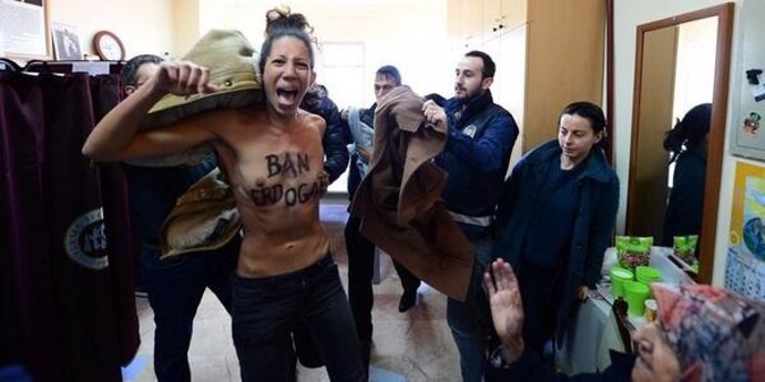 Activistas de FEMEN durante las elecciones municipales turcas