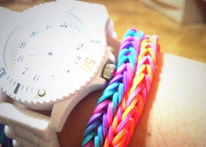 La nueva moda que crea furor: las pulseras de goma