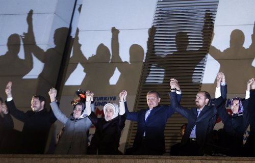 Tayyip Erdogan celebra la victoria de AKP en las elecciones de Turquía