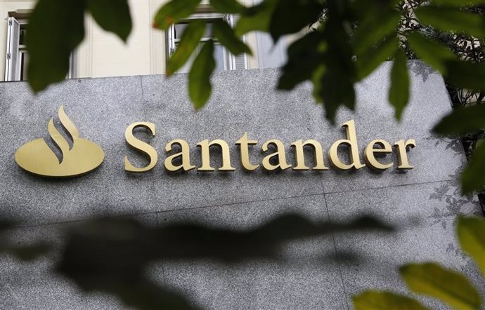El logo del banco Santander esapañol a las afueras de un edificio en Madrid