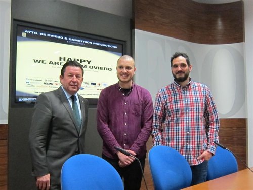 José Ramón Pando, junto a los creadores del video 'Happy, we are from Oviedo'
