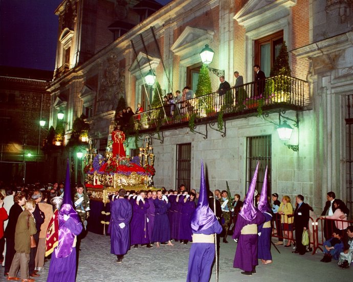 Procesión A Su Paso Por La Plaza Mayor De Madrid