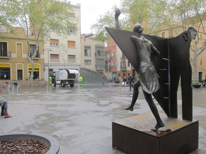 La escultura de la Colometa con el acceso al refugio al fondo