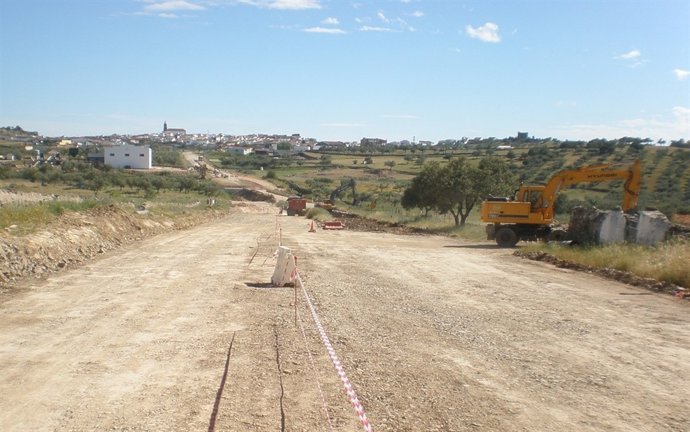 Trabajos de explanación en la carretera que una Encinasola y Badajoz.      