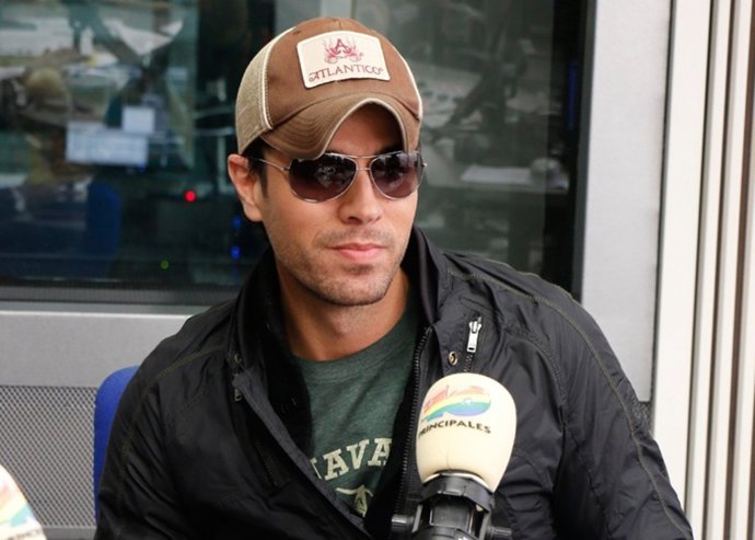 Enrique iglesias duermo en camiseta y calzoncillos por si hay un incendio