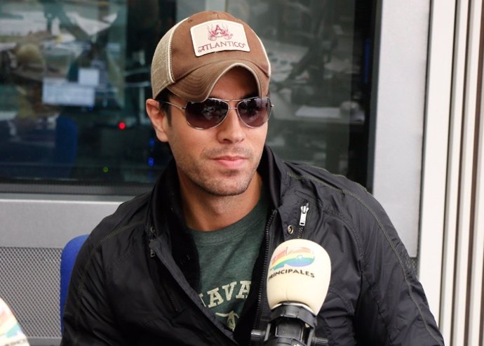 Enrique iglesias duermo en camiseta y calzoncillos por si hay un incendio