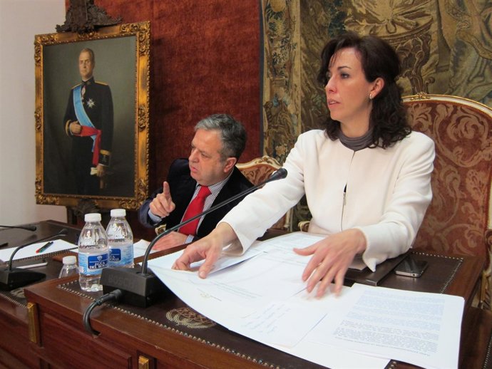 Fuentes junto a la presidenta de la Diputación en el Pleno