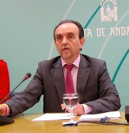 Consejero de Turismo y Comercio, Rafel Rodríguez, en rueda de prensa.