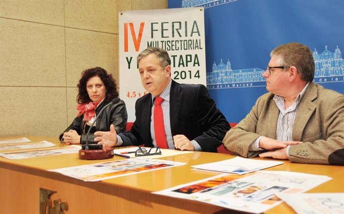 Fuentes (centro) interviene en la presentación de la feria