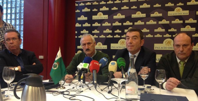 Miembros del Consejo de Administración de Racing y su presidente, Tuto Sañudo