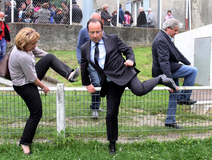 Francois Hollande salta una valla durante una visita al suroeste de Francia