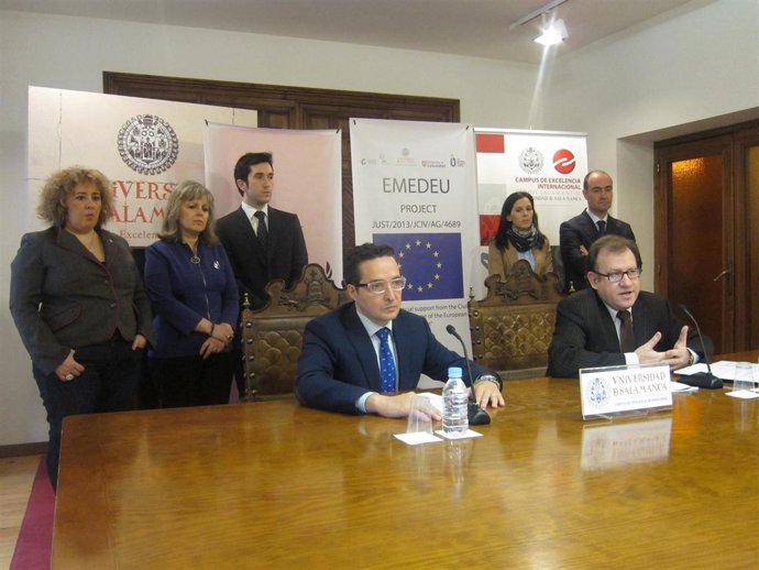 El catedrático de la USAL Lorenzo Bujosa (derecha) presenta el proyecto 