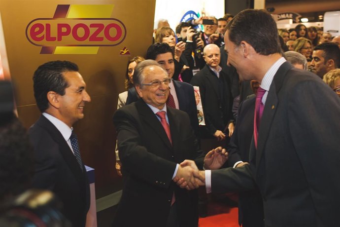 El Príncipe Felipe felicita al presidente de ElPozo Alimentación, Tomás Fuertes
