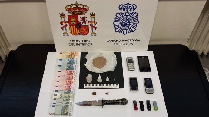 Material ocupado a los dos detenidos en la 'Operación Clausura'.