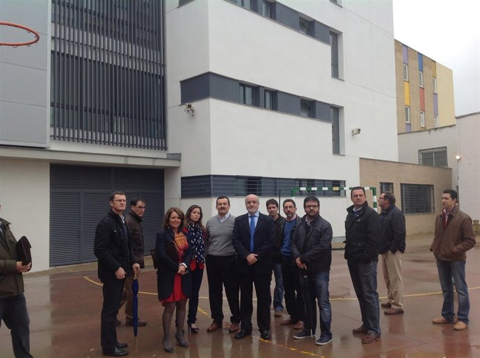 La delegada y responsables y profesores del centro durante la visita al mismo