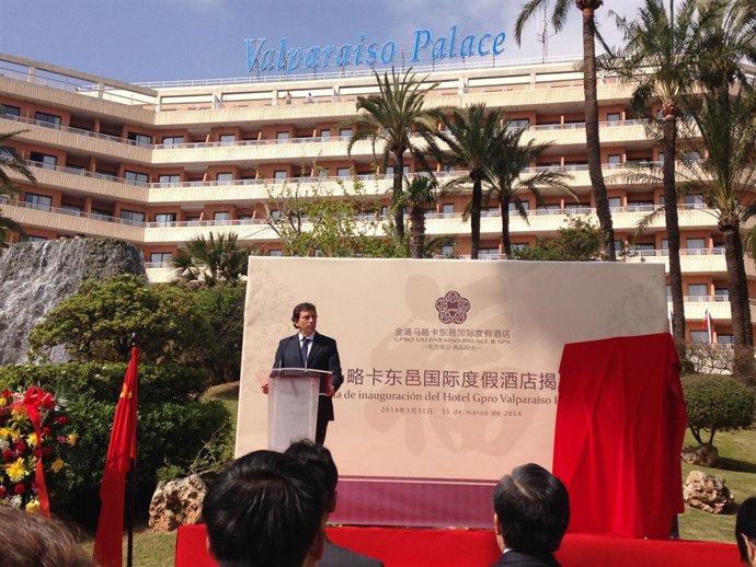 Isern en la ceremonia de apertura del hotel Valparaíso