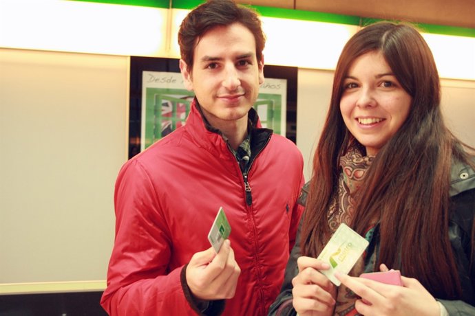 Jóvenes con los nuevos títulos.