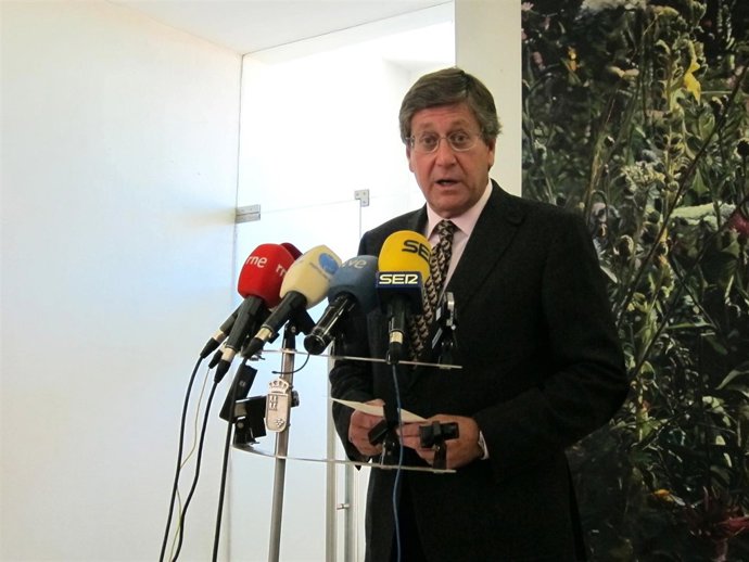 Juan Bernal en rueda de prensa para explicar datos del déficit de 2013