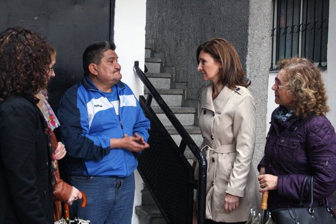 Las 'populares' Alicia Martínez y Rodríguez Hornillo en el barrio de Rabesa.