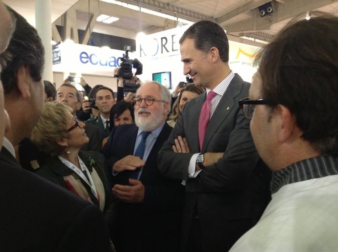 Elena Víboras con el Príncipe Felipe, en presencia de Miguel Arias Cañete.