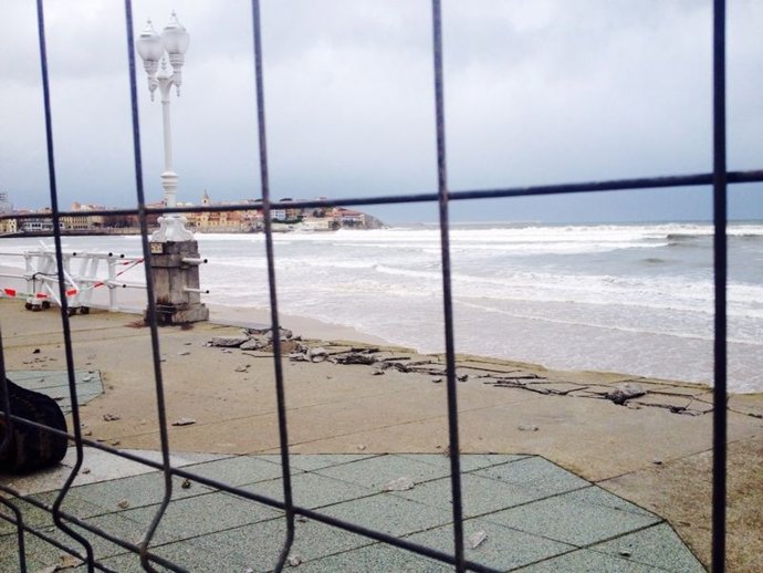 Daños del temporal en el Muro de San Lorenzo, en Gijón.
