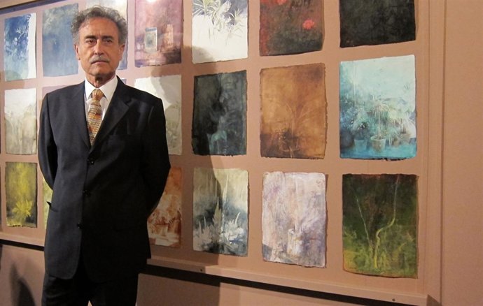 Pedro Cano junto a sus 24 bocetos 