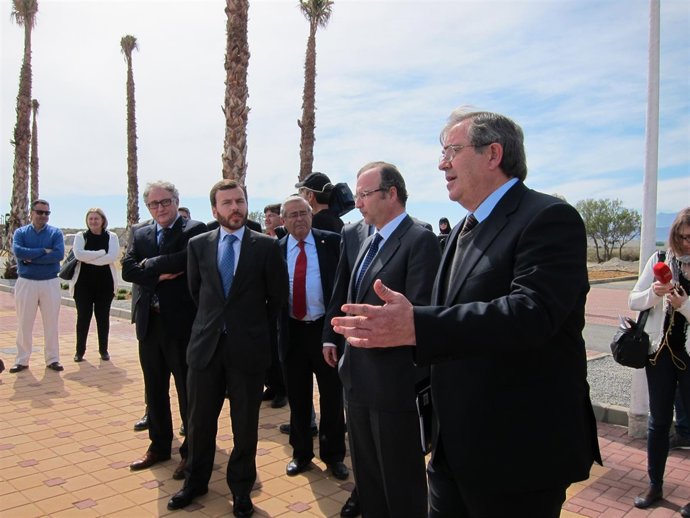 De frente, el director general de Costas, Pablo Saavedra