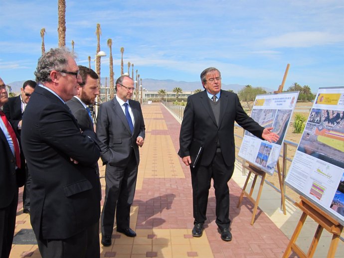 El alcalde de Almería y el director de Costas visitan unas obras 