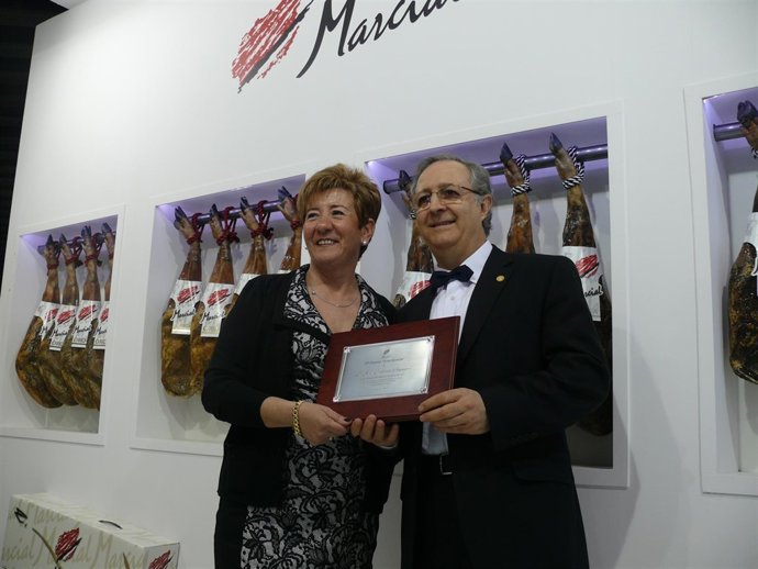  Clotilde Sanchez Entrega El Premio A José Sayagues