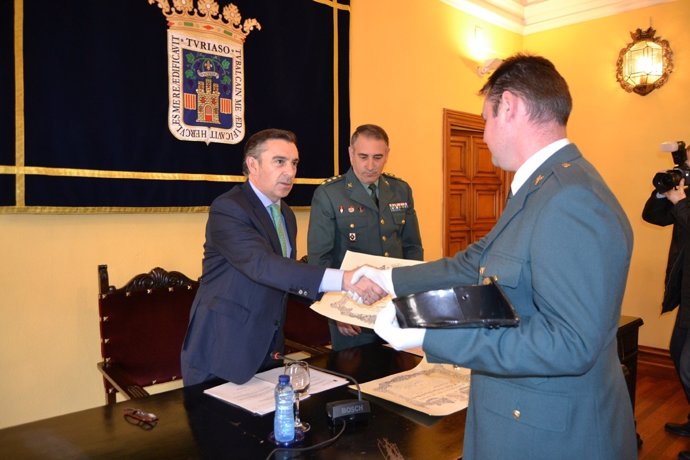 Beamonte ha entregado las condecoraciones a los 4 agentes de la Guardia Civil