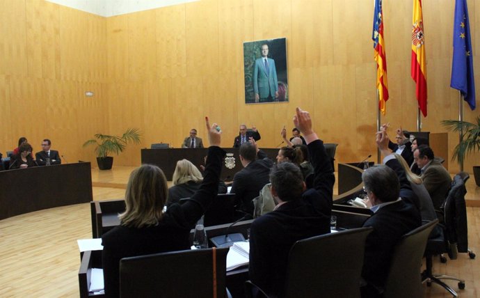 Pleno de Benidorm que ha aprobado exigir a Rajoy la conexión con el AVE