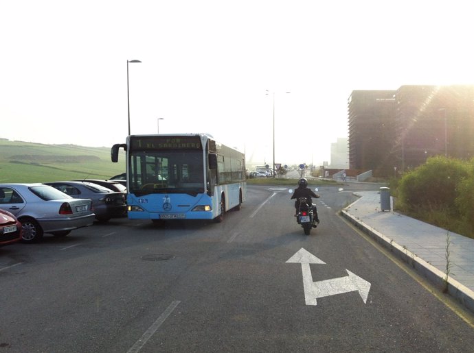 Autobús del TUS parando en doble fila en el PCTCAN