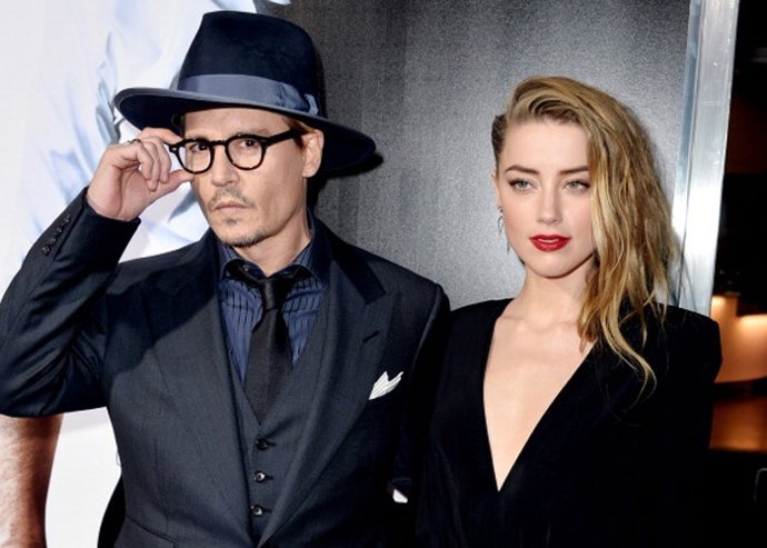 LOS ANGELES, CA - FEBRUARY 12:  Actor Johnny Depp (L) and his fiancee actress Am