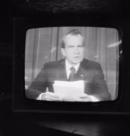 Richard Nixon dimite por el caso Watergate