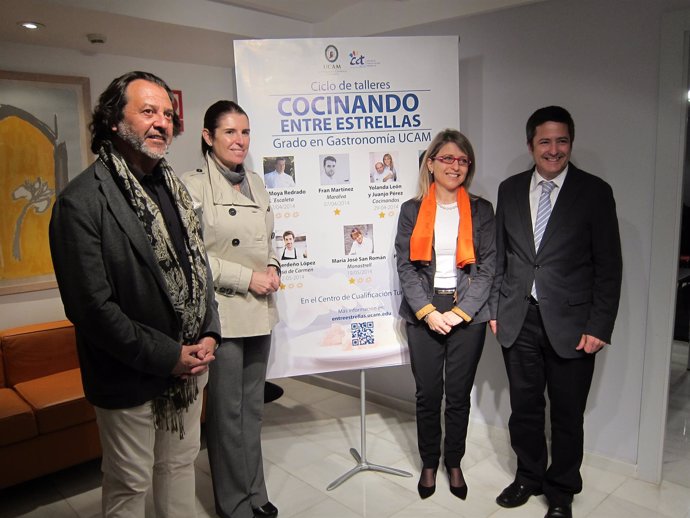 Núñez y Ujaldón posan junto al cartel del ciclo gastronómico y organizadores