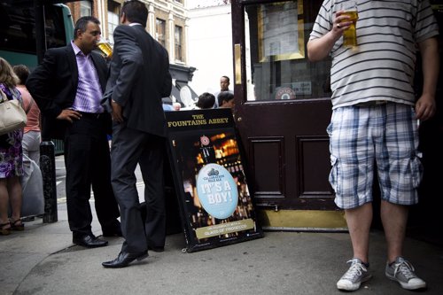 Británicos en un pub en Londres