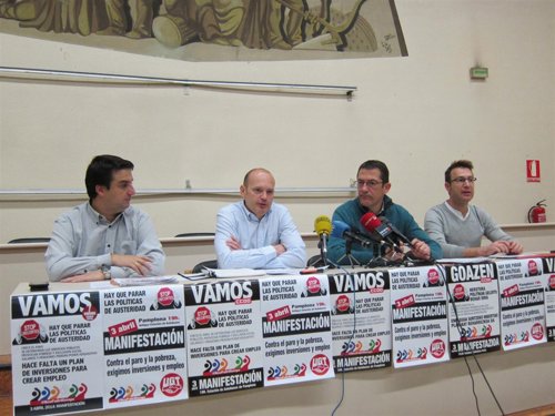 Los secretarios generales de CCOO y UGT de Navarra en el centro.